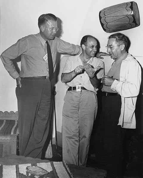 Los físicos atómicos Ernest O. Lawrence, Enrico Fermi e Isidor Rabi